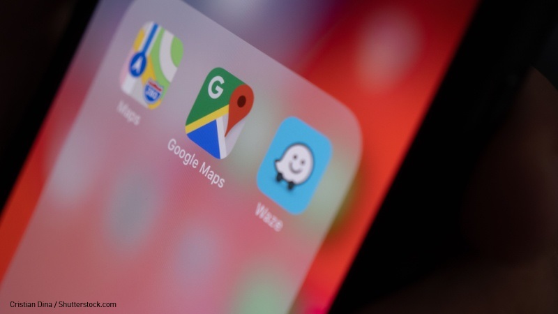 App Waze e Google Maps su uno smartphone